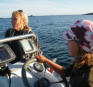 Dames d'à bord à la barre