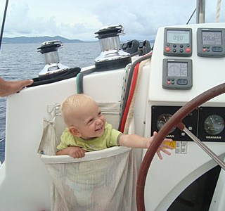 Dames d'à bord à la barre