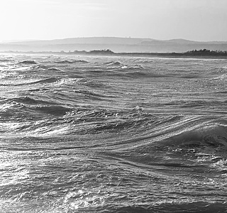 La mer en noir et blanc, rien que la mer, rien que du noir et blanc !