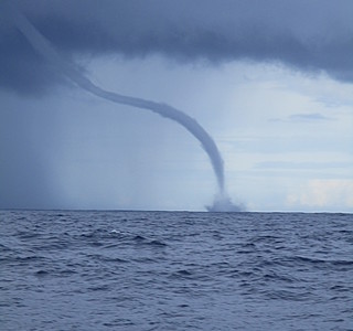 Éclairs, trombes et ciels d'orage