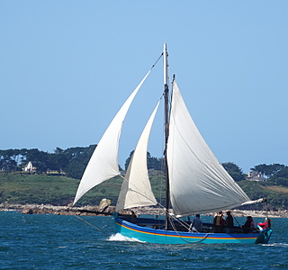 Navires insolites à l'horizon