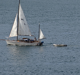 Navires insolites à l'horizon